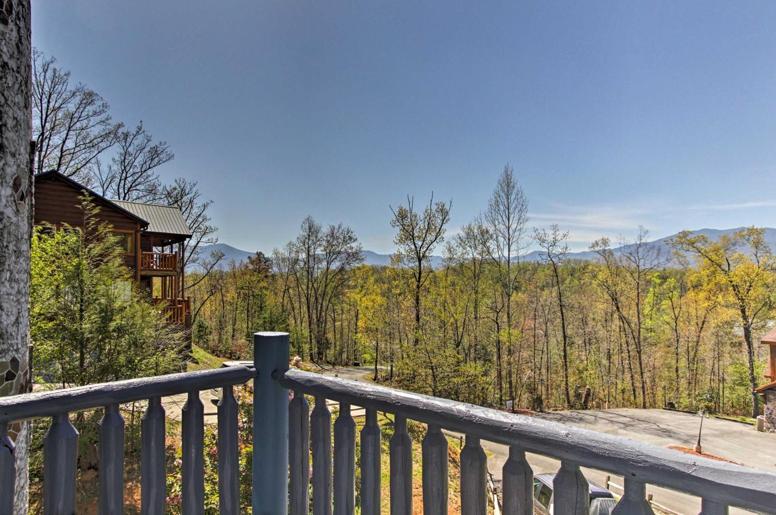 Castle in the Smokies Mtn View and Private Hot Tub! Main image 1