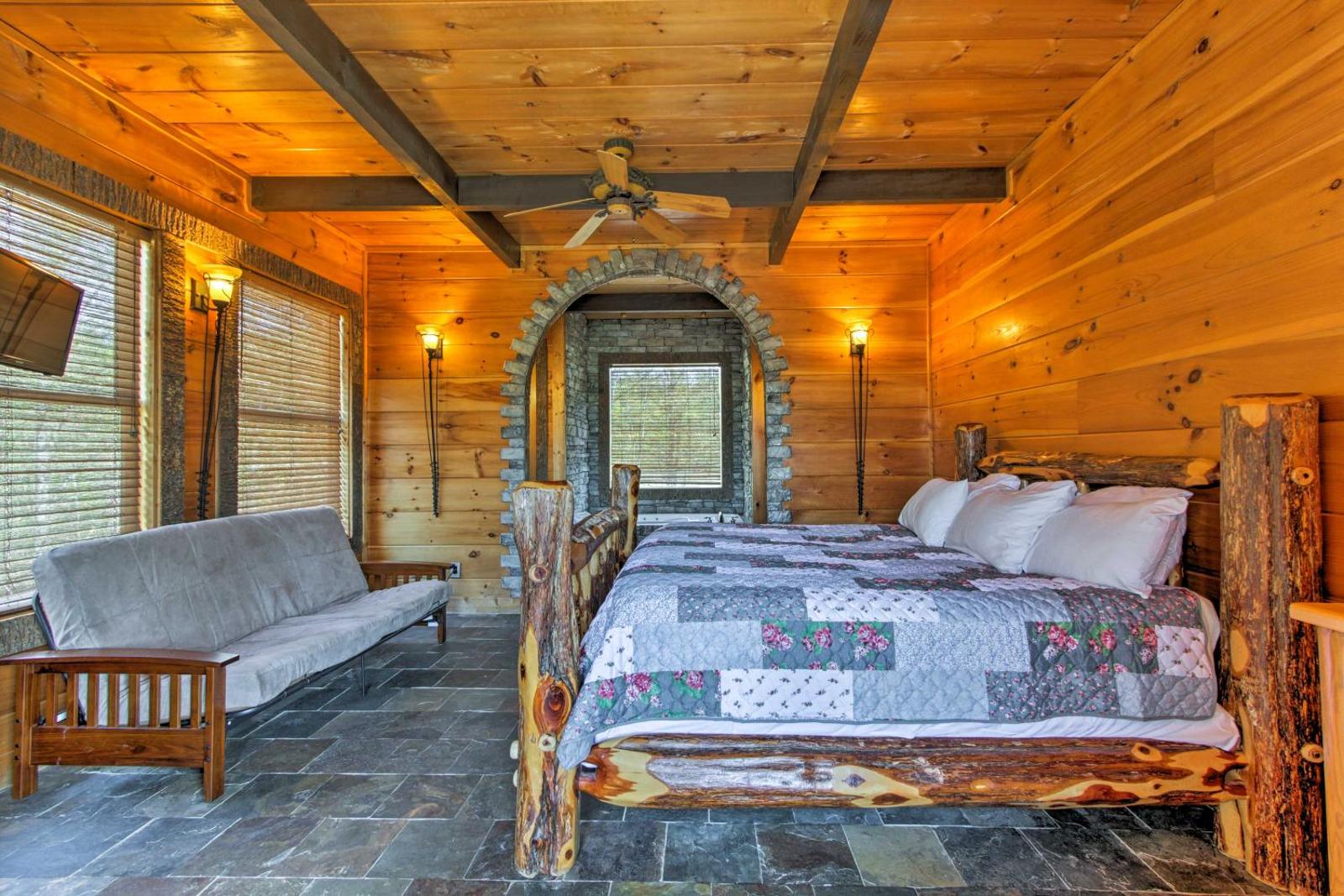 Castle in the Smokies Mtn View and Private Hot Tub! Main image 2